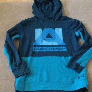 Under Armour  Hear Gear long sleeve YMD
Excellent condition Boys Loose fit